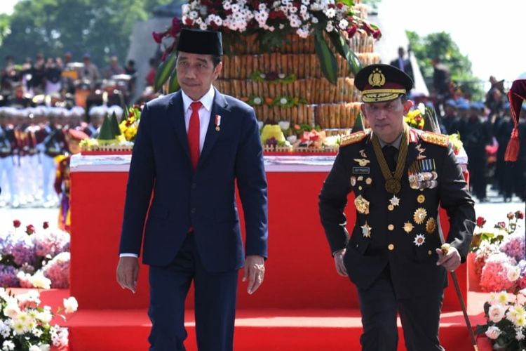 Presiden Joko Widodo dan Kapolri Listyo Sigit Prabowo saat peringatan ke-76 Hari Bhayangkara di Akademi Kepolisian, Semarang, Jawa Tengah, Selasa (5/7/2022).