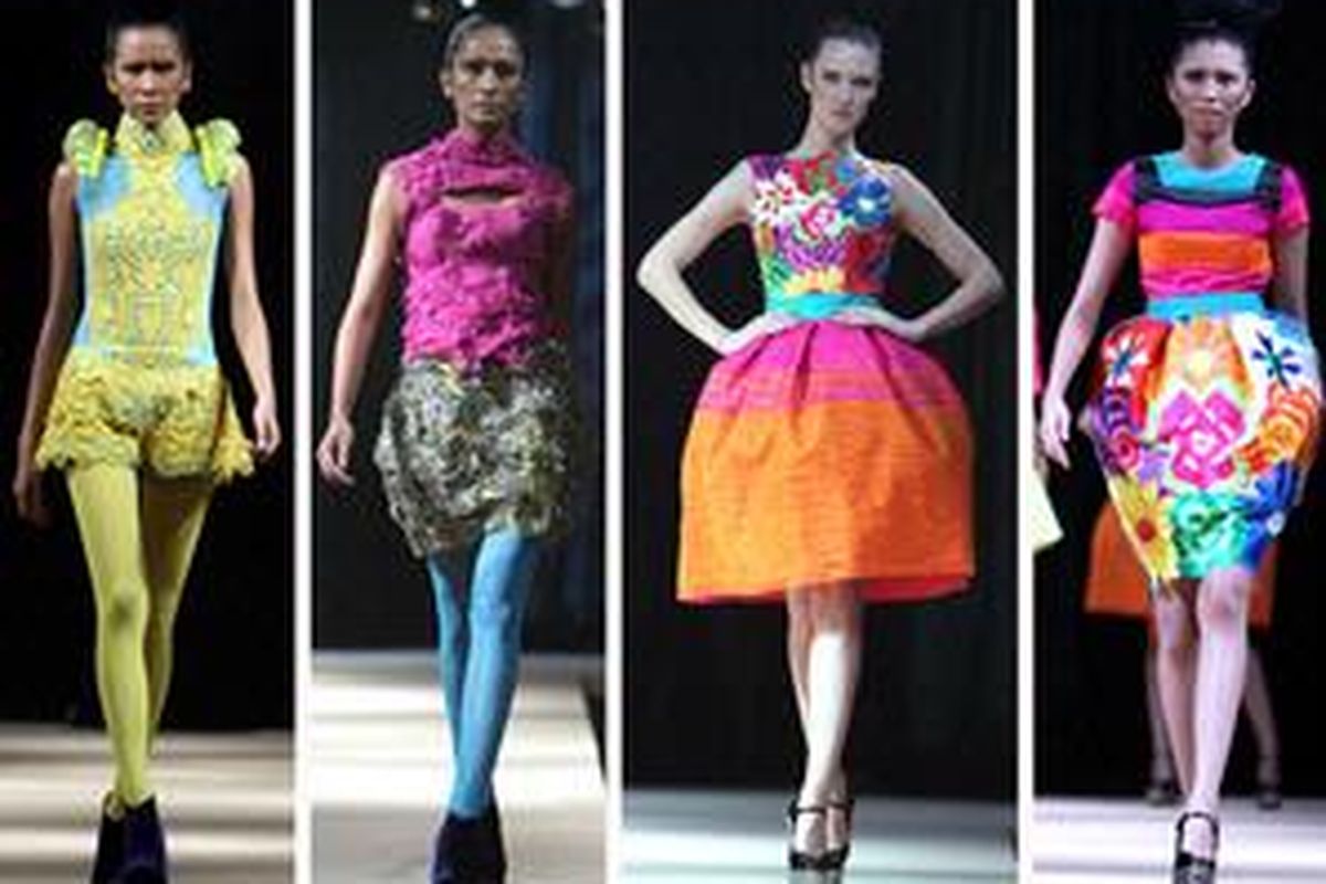 Dari kiri ke kanan, foto 1 & 2 adalah rancangan Barli Asmara. Foto 3 & 4 adalah rancangan Adesagi Kierana. Koleksi mereka dipamerkan pada acara Metamorphic, trend show untuk 2011, di Plaza Bapindo, Rabu (27/10/2010).