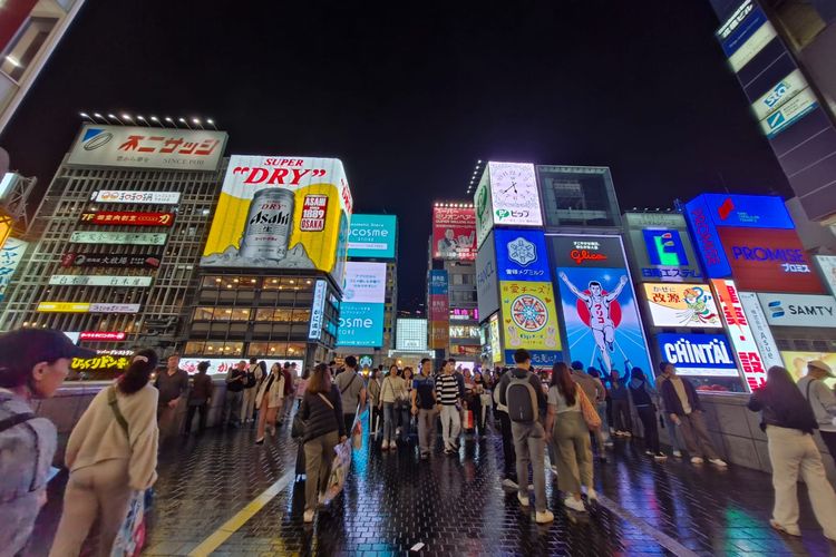 Suasana di salah satu destinasi wisata populer Dotonburi di Osaka, Jepang, Senin (6/11/2023).