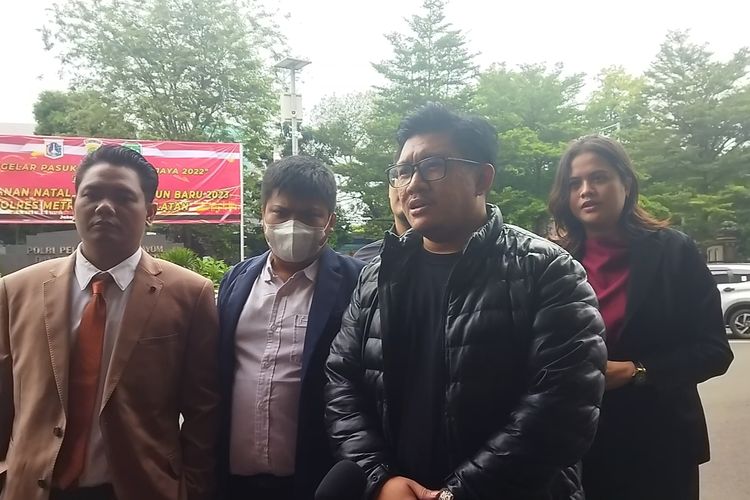 Kuasa hukum Baim Wong, Machi Ahmad saat ditemui di Polres Metro Jakarta Selatan pada Senin (26/12/2022).