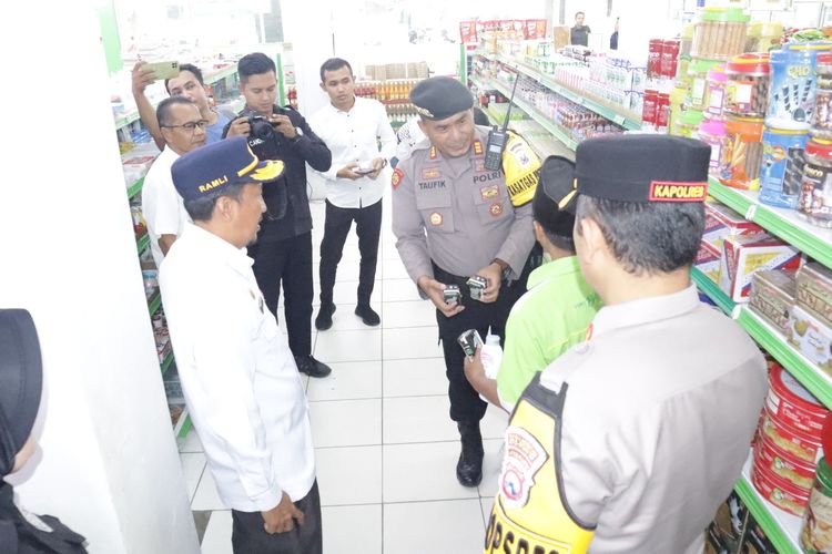 Polres Sumenep, Jawa Timur, bersama Dinas Koperasi UKM dan Perdagangan Sumenep melakukan inspeksi mendadak (sidak) ke sejumlah toko hingga swalayan jelang bulan suci Ramadhan 2024, Kamis (7/2/2024). 