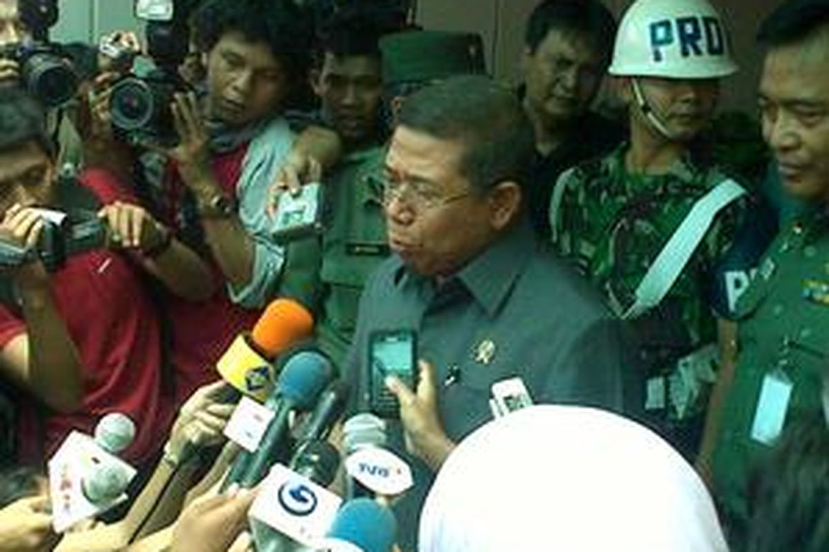 Calon Menteri Sekretaris Negara memberi keterangan pers pada wartawan setelah melakukan pemeriksaan kesehatan di RSPAD Gatot Soebroto Jakarta, Minggu (18/10). 