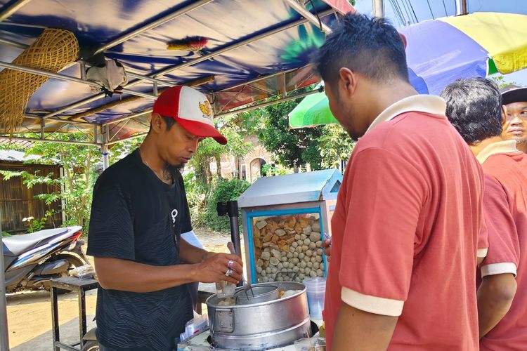 Bagaimana Seorang Penjual Pentol di Borobudur Meraup Omzet Jutaan Berkat QRIS?