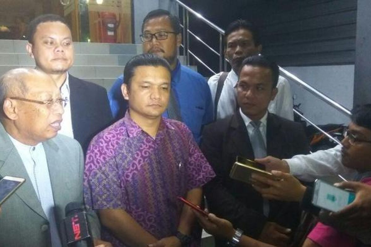 Tim kuasa hukum Basuki Tjahaja Purnama atau Ahok melaporkan Muhammad Asroi Saputra ke Polda Metro Jaya, Senin (6/2/2017).