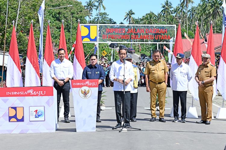 Presiden Joko Widodo meresmikan 9 ruas jalan daerah di Sulawesi Utara yang masuk dalam Instruksi Presiden (Inpres) Nomor 3 Tahun 2023 Tentang Percepatan Peningkatan Konektivitas Jalan Daerah, Jumat (23/2/2024). 