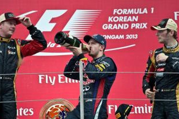 Pebalap Red Bull Racing asal Jerman, Sebastian Vettel (tengah) berdiri di atas podium Sirkuit Korea International, bersama pebalap Lotus asal Finlandia, Kimi Raikkonen (kiri), dan pebalap Lotus asal Perancis, Romain Grosjean. Vettel berhasil finis pertama pada GP Korea, disusul Raikkonen di urutan dua, lalu Grosjean.