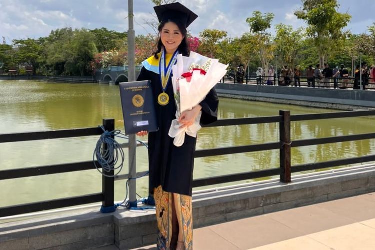 Katherine Shania menjadi salah satu mahasiswa Universitas Airlangga (Unair) yang berhasil di wisuda periode Oktober 2022.
