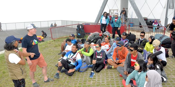  Mantan juara dunia Paralayang 2007, Bruce Goldsmith (kedua dari
kiri), didampingi Gendon Subandono, pelatih kepala Pelatnas Paralayang
Asian Games XVIII 2018, dengan para anggota Pelatnas sebelum berlatih
di Gunung Mas, Puncak, Jawa Barat, Kamis (7/6)