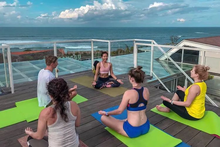 Yoga class di Aston Canggu Beach Resort