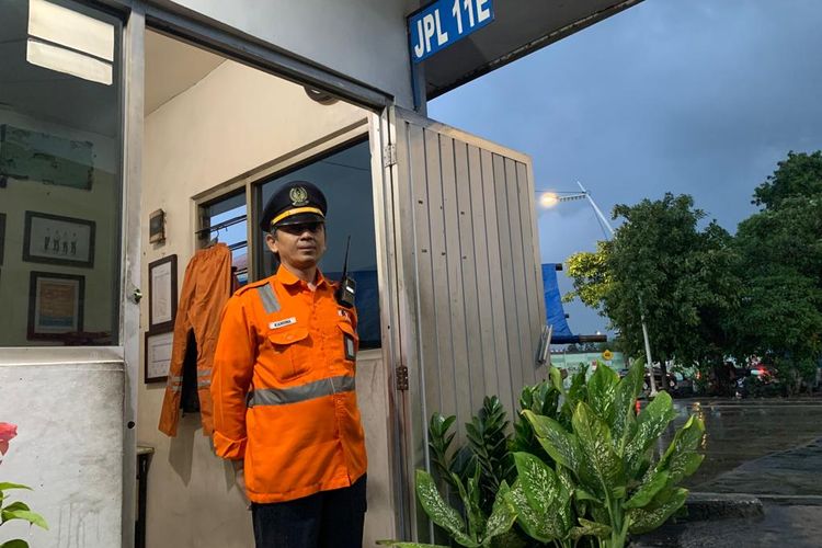 Kardina, Petugas Jaga Lintasan JPL 11 E Tanjung Priok saat mengarahkan kereta di pintu perlintasan Kereta Tanjung Priok, Jakarta Utara, Kamis (18/1/2024).