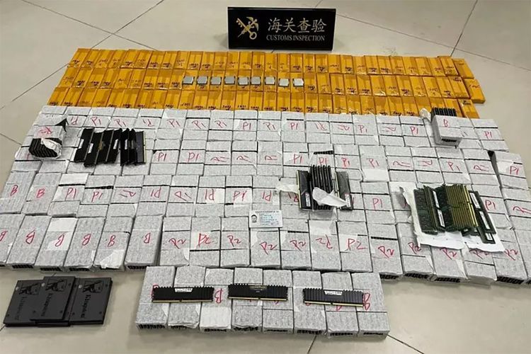 Ratusan unit prosesor, RAM, dan SSD yang disita petugas Bea Cukai China dari penyelundup di jembatan Hong Kong-Zhuhai-Macau