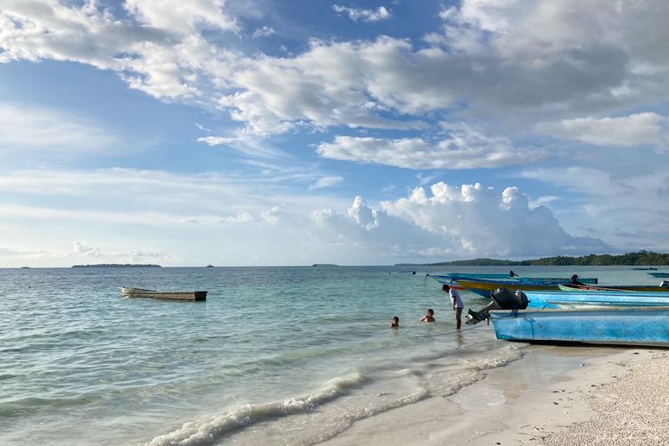 Pantai Ngurbloat di Desa Wisata Ngilngof di Kecamatan Manyeuw, Kei Kecil, Kepulauan Kei, Kabupaten Maluku Tenggara, Kamis (28/10/2021).