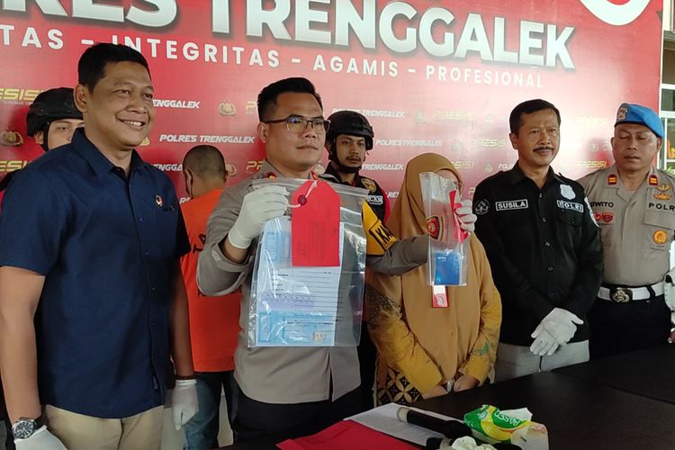 Polisi menunjukkan barang bukti kasus penipuan penerimaan calon pegawai negeri sipil di Lapas  Kelas IIB Trenggalek Jawa Timur, Selasa (14/05/2024).