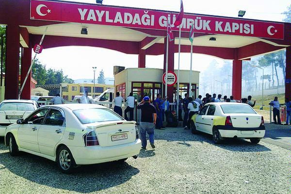 Suasana pintu perbatasan Yayladagi di perbatasan Turki dan Suriah, Senin (13/8). Menurut para pelintas batas antarkedua negara, saat ini pintu gerbang Yayladagi menjadi pintu perbatasan paling aman di tengah konflik bersenjata yang terjadi di dalam Suriah.