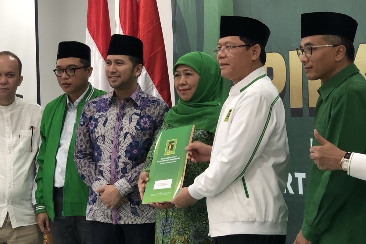 Khofifah Indar Parawansa dan Emil Dardak mendapatkan rekomendasi dukungan dari PPP untuk Pilkada Jatim 2024 di Kantor DPP PPP, Menteng, Jakarta, Jumat (12/7/2024). 