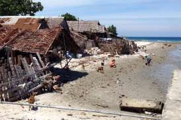 Rumah-rumah warga di Desa Rohomoni, Kecamatan Pulau Haruku terancam hanyut menyusul abrasi dan gelombang tingi di desa tersebut dalam sepekan terakhir