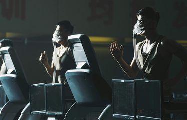 Salah satu adegan di film Born to Fly yang dibintangi Wang Yibo dan Hu Jun.