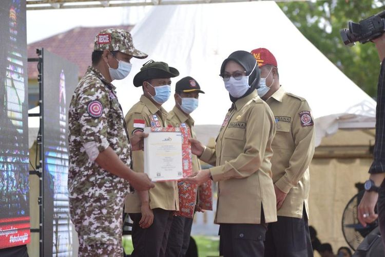 Bupati Luwu Utara Indah Putri Indriani menyerahkan sertifikat Taruna Siaga Bencana (Tagana) dari Lembaga Sertifikasi Pekerja Sosial (LSPS) Kementerian Sosial (Kemensos) kepada 55 orang Tagana Luwu Utara, Kamis (2/12/2021).