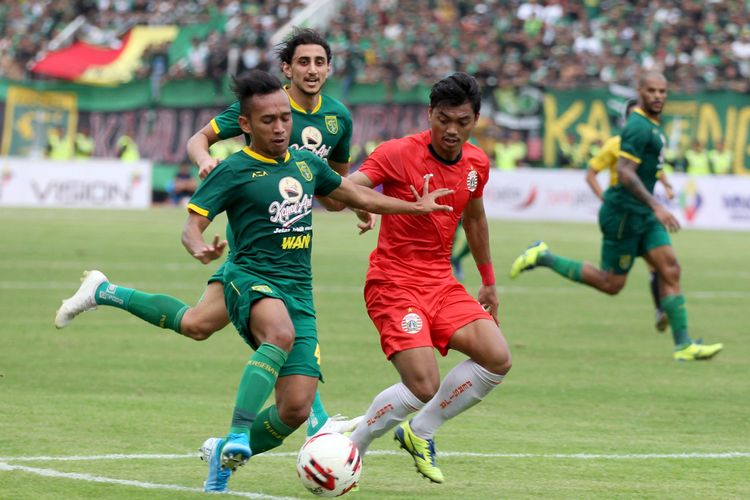 Pemain Persebaya Surabaya Irfan Jaya dijara ketat pemain Persija Jakarta Alfath Faathir pada laga final Piala Gubernur Jatim 2020 yang berakhir dengan skor 4-1 di Gelora Delta Sidoarjo, Kamis (20/2/2020) sore.