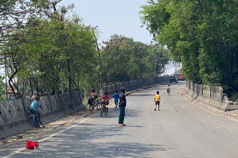 Jembatan Akses Marunda Ditutup, Sejumlah Bocah Asyik Main Bulu Tangkis dan Bersepeda