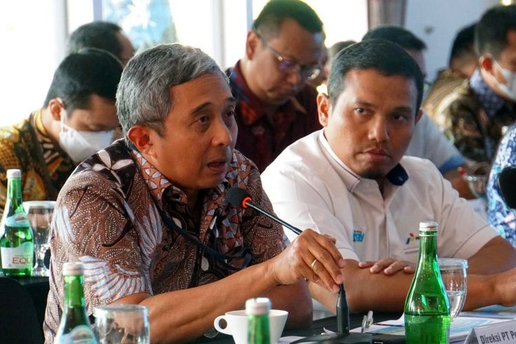 Direktur Logistik dan Infrastruktur PT Pertamina (Persero) Erry Widiastono didampingi Executive General Manager Pertamina Patra Niaga Regional Sumbagut Freddy Anwar menerima kunjungan kerja Komisi 6 DPR ke Provinsi Sumut di Parapat, Sabtu (25/6/2023) petang. 