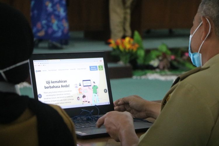 Pejabat struktural ikut Uji Kemahiran Berbahasa Indonesia (UKBI) yang digelar Balai Bahasa Daerah lstimewa Yogyakarta di Aula Adhikarta Gedung Kaca, Kantor Pemkab Kulon Progo, Selasa, (26/7/2022).