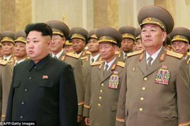 Kim Jong Un menunjuk Hyon Yong Chol (kanan) sebagai panglima angkatan bersenjata pada 2012 sebelum kemudian menjabat menteri pertahanan kurang dari satu tahun yang lalu. Namun, pada 2015, Hyon Yong Chol dihukum mati karena tertidur dalam sebuah acara resmi militer.