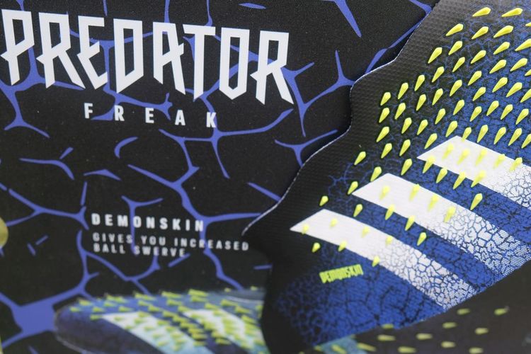 Detail spike DEMONSKIN di sepatu adidas Predator Freak yang baru.