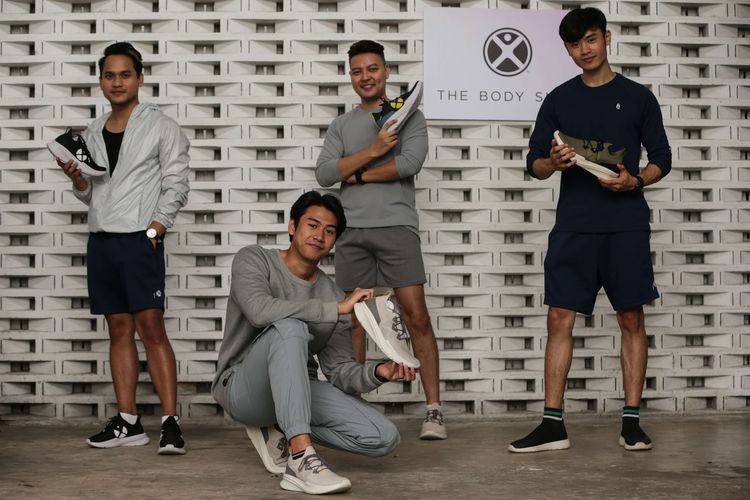 Model menunjukkan koleksi terbaru sepatu Hush Puppies ''The Body Shoe'' saat acara zumba bersama di Stadion Gelora Bung Karno, Jakarta, Minggu (26/6/2022).
The Newest Body Shoe hadir dengan design yang lebih fresh dan dilengkapi 3 fitur teknologi untuk mengurangi tekanan pada kaki dan keseluruhan
tubuh kita.