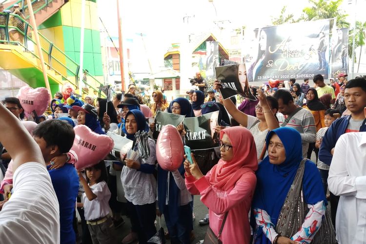 Para penggemar Sarah di Ciplaz Depok, Jawa Barat, Minggu (19/1/2020). 