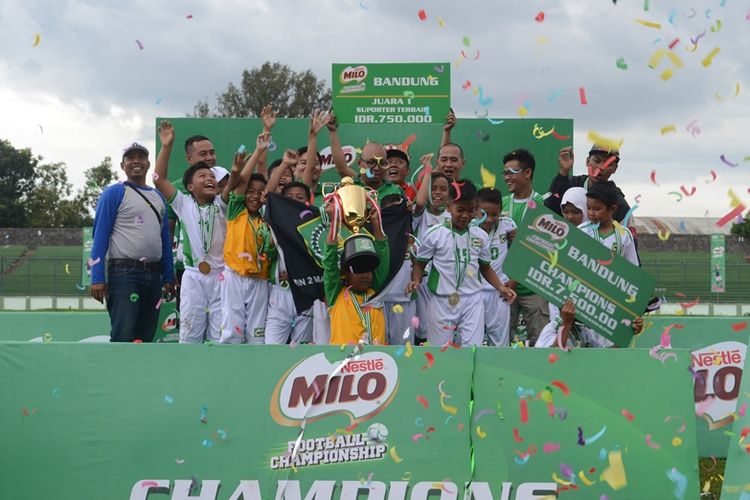 Madrasah Ibtidaiyah Negeri (MIN) 2 Margasari Kota Bandung berhasil meraih gelar juara MILO Football Championship Bandung setelah mengalahkan SDN 164 Karangpawulang Bandung dengan skor 1-0 di Stadion Siliwangi Bandung hari ini (10/3).