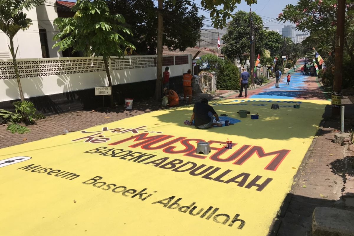 Pelukisan mural di Jalan Keuangan Raya, Cilandak Barat, Cilandak, Jakarta, Selasa (25/8/2020) siang oleh Komunitas Perupa Jakarta.