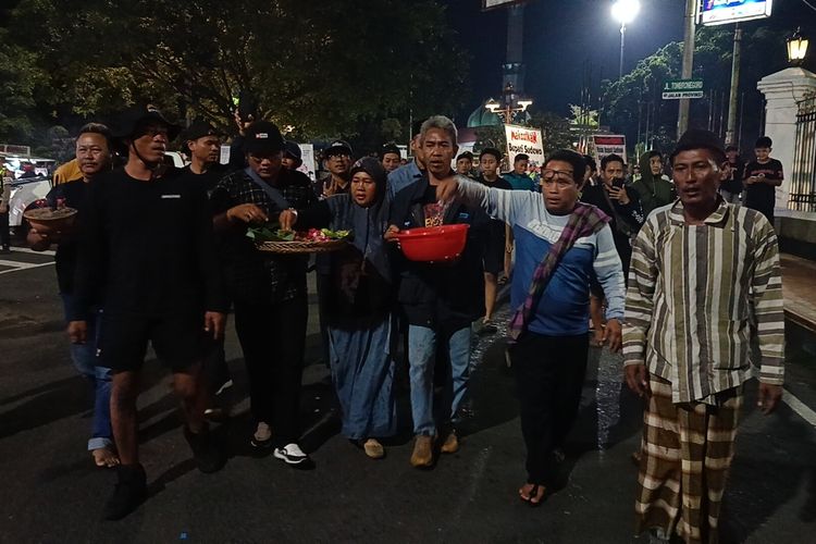 Masyarakat Pati Bersatu siram air kembang di depan gerbang gedung DPRD Pati, Jawa Tengah, Kamis (30/10/2025)