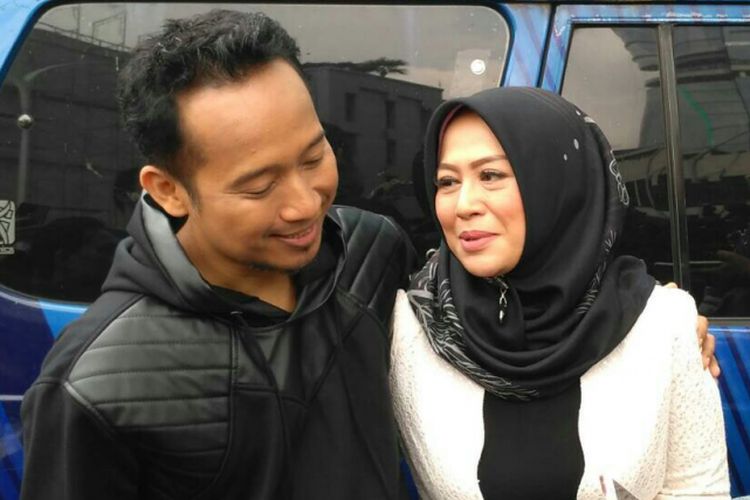 Denny Cagur dan istrinya Santi Widihastuti saat ditemui di kawasan Mampang, Jakarta Selatan, Selasa (15/1/2019).