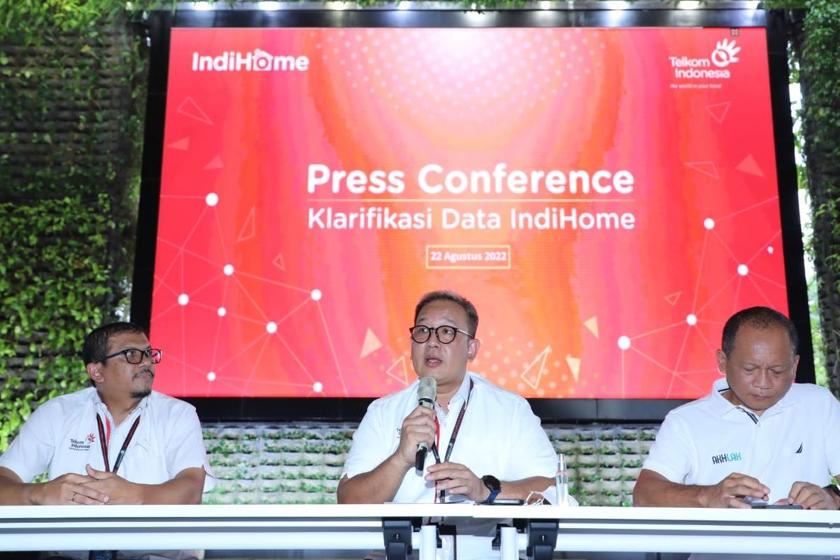  SVP Corporate Communication & Investor Relation Telkom Ahmad Reza (Tengah), VP Network/IT Strategy, Technology & Architecture Telkom Rizal Akbar (Kiri), dan EGM Divisi Information Technology Telkom Sihmirmo Adi (Kanan) pada Press Conference, di Telkom Landmark Tower (22/8).