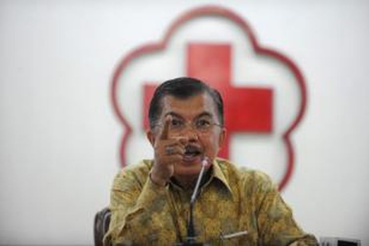 Ketua Palang Merah Indonesia (PMI), Jusuf Kalla memberikan keterangan kepada wartawan di kantor PMI, Jakarta, Selasa (29/5/2012). Terkait pencalonan presiden yang diusung Partai Golkar, wakil presiden ke sepuluh ini tidak akan mencampuri urusan internal partai berlambang pohon beringin tersebut. 