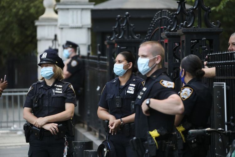 Polisi AS yang bertugas di dekat Balai Kota New York di New York, Amerika Serikat (AS), pada 30 Juni 2020.