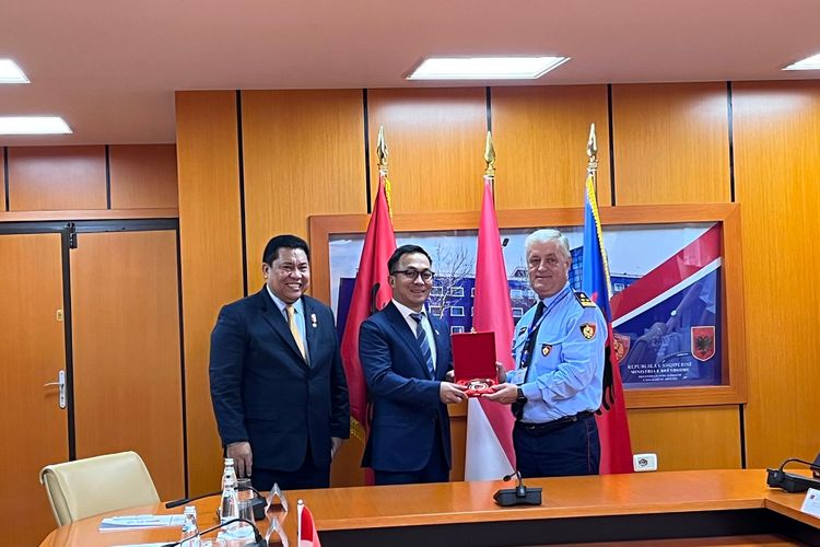 Duta Besar Luar Biasa dan Berkuasa Penuh (LBBP) RI untuk Bulgaria merangkap Albania dan Makedonia Utara Iwan Bogananta memfasilitasi pertemuan Kepala Badan Narkotika Nasional (BNN) Komjen Polisi Petrus Reinhard Golose dengan Menteri Dalam Negeri (Mendagri) Albania Taulant Balla, Rabu (23/8/2023).