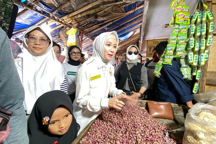 Anggota Komisi IX DPR Nurhayati Effendi menyambangi Pasar Singaparna, Kabupaten Tasikmalaya, Jabar, Jumat (2/2/2024).