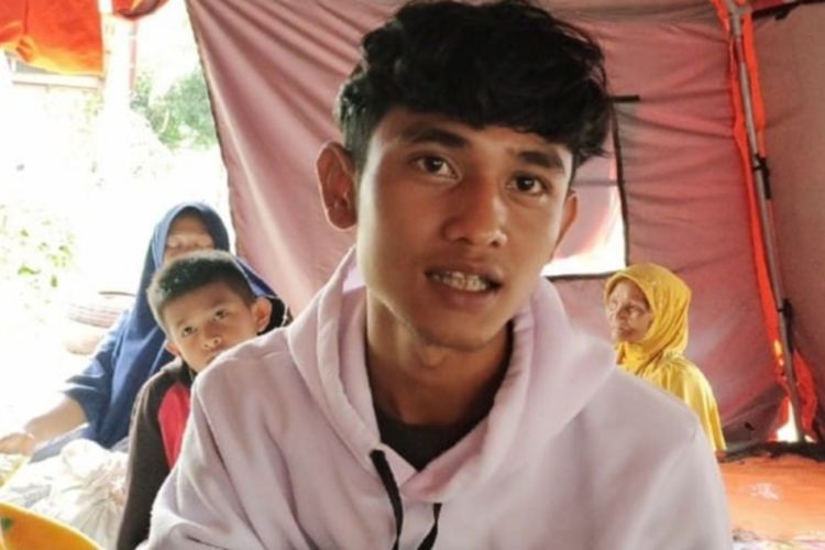 Jhoni Syaputra (20), salah satu korban gempa bumi yang mengungsi bersama istri dan bayinya di tenda pengungsian BPBD Sumbar di Kecamatan Tigo Nagari, Kabupaten Pasaman, Sumbar, Sabtu (26/2/2022).