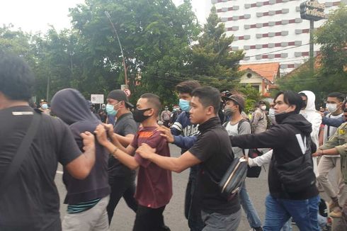 Demonstrasi Tolak UU Cipta Kerja di Surabaya Kondusif, Polisi Tangkap 169 Orang