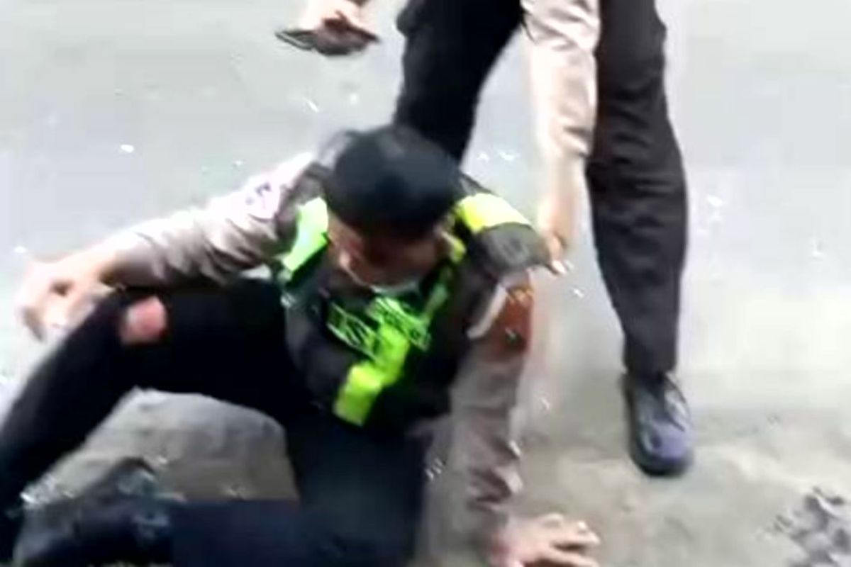 Tangkapan layar video ketika Aipda MZ duduk di pinggir jalan dengan luka pada pelipis usai tertabrak mobil pikap di jalan raya Desa Duren, Kecamatan Talun, Kabupaten Blitar, Selasa (11/8/2025)