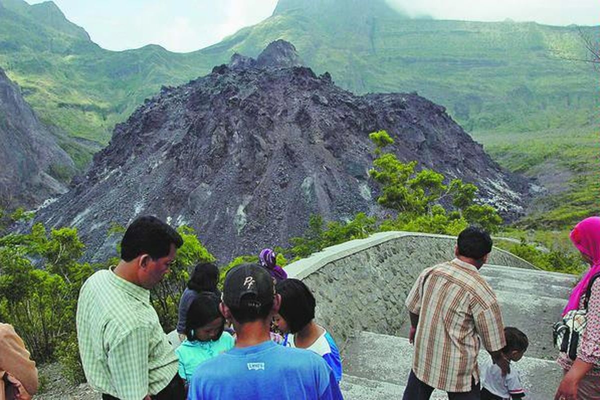 Kubah lava yang muncul dari kawah Gunung Kelud, Kediri, Jawa Timur, telah mencapai ketinggian sekitar 250 meter, Sabtu (27/9). Meski telah dibuka untuk umum, status Gunung Kelud masih waspada. Pada libur Lebaran nanti, kawasan ini dipekirakan akan menjadi salah satu tempat wisata yang menarik banyak pengunjung.  