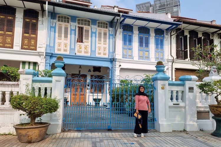 Seorang wisatawan berfoto di depan salah satu rumah di Emerald Hill road di Singapura, Sabtu (7/10/2023).