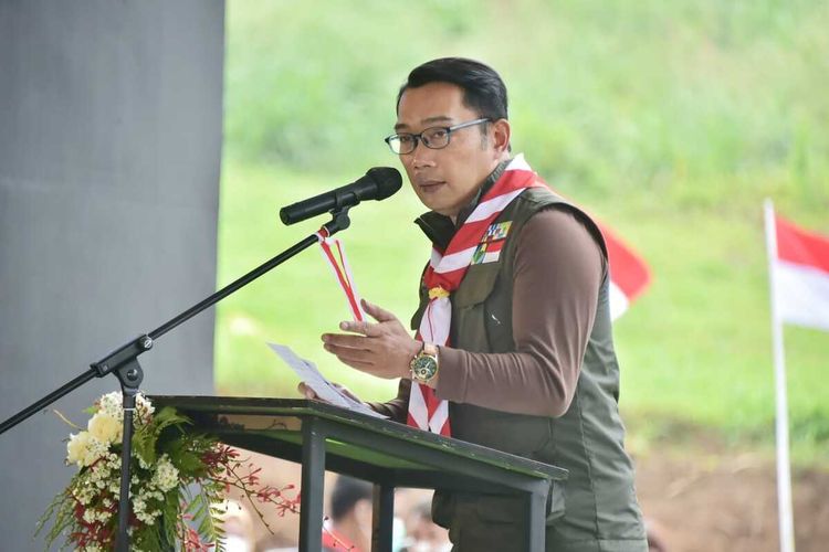Gubernur Jawa Barat Ridwan Kamil saat peletakan batu pertama atau groundbreaking di lokasi pembangunan jembatan gantung terpanjang di dunia di Puncak Bogor, Jawa Barat, Sabtu (23/10/2021).