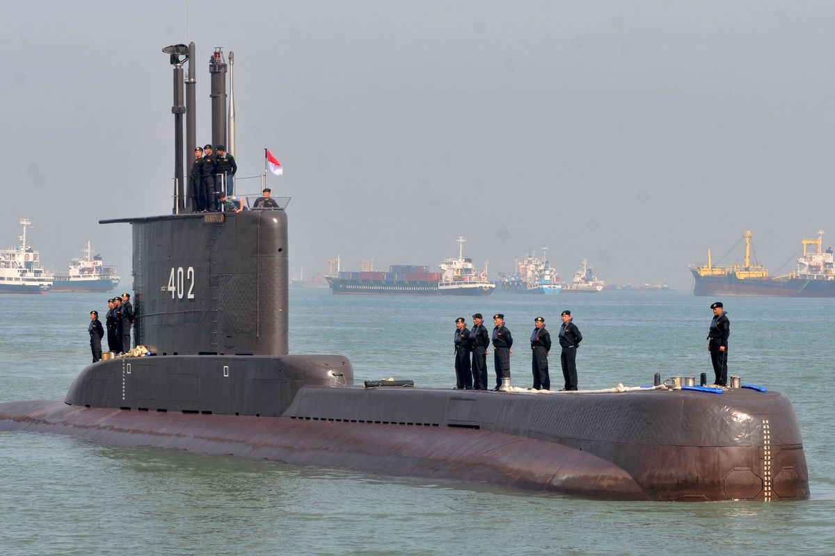 Sejumlah prajurit TNI-AL awak kapal selam KRI Nanggala-402 berada di atas lambung kapal setibanya di Dermaga Koarmatim, Ujung, Surabaya, Jatim, Senin (6/2/2012). Kapal selam tersebut kembali bergabung dengan TNI AL usai menjalani perbaikan menyeluruh di galangan kapal Daewoo Shipbuilding & Marine Engineering, Okpo, Korea Selatan.