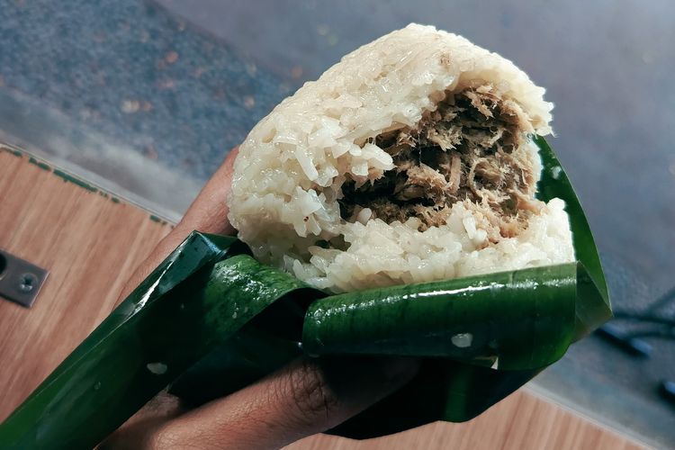 Lemper Ayam Spesial 168 salah satu kudapan tradisional yang ada di Surabaya, Jawa Timur.