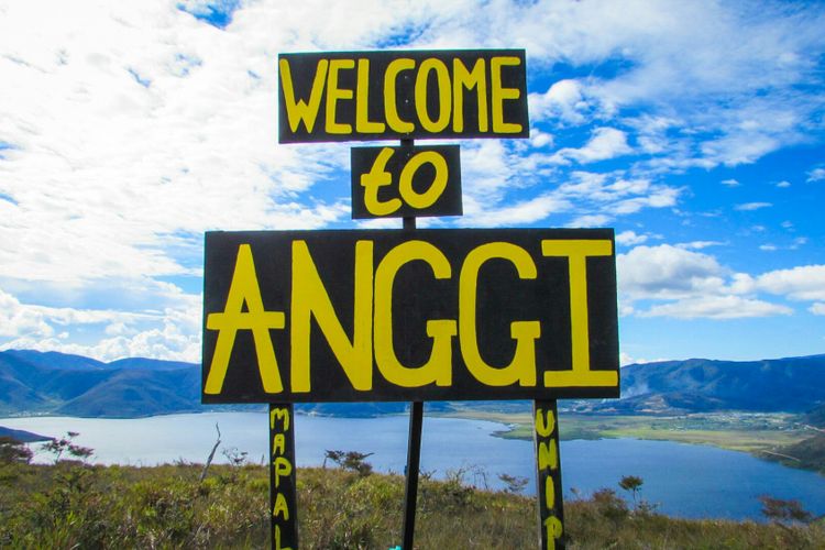 Papan penunjuk lokasi Welcome to Anggi di sekitar puncak Bukit Kobrey.