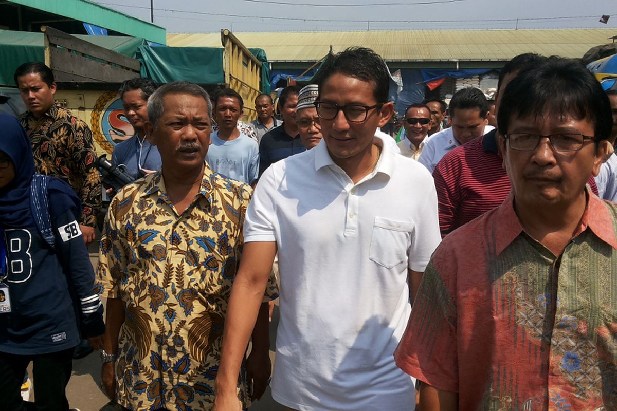 Wakil gubernur DKI Jakarta terpilih Sandiaga Uno saat menyambangi Pasar Induk Cipinang, Jakarta Timur, Jumat (12/5/2017). Kedatangannya bertujuan untuk mengecek harga beras jelang masuknya bulan ramadhan.