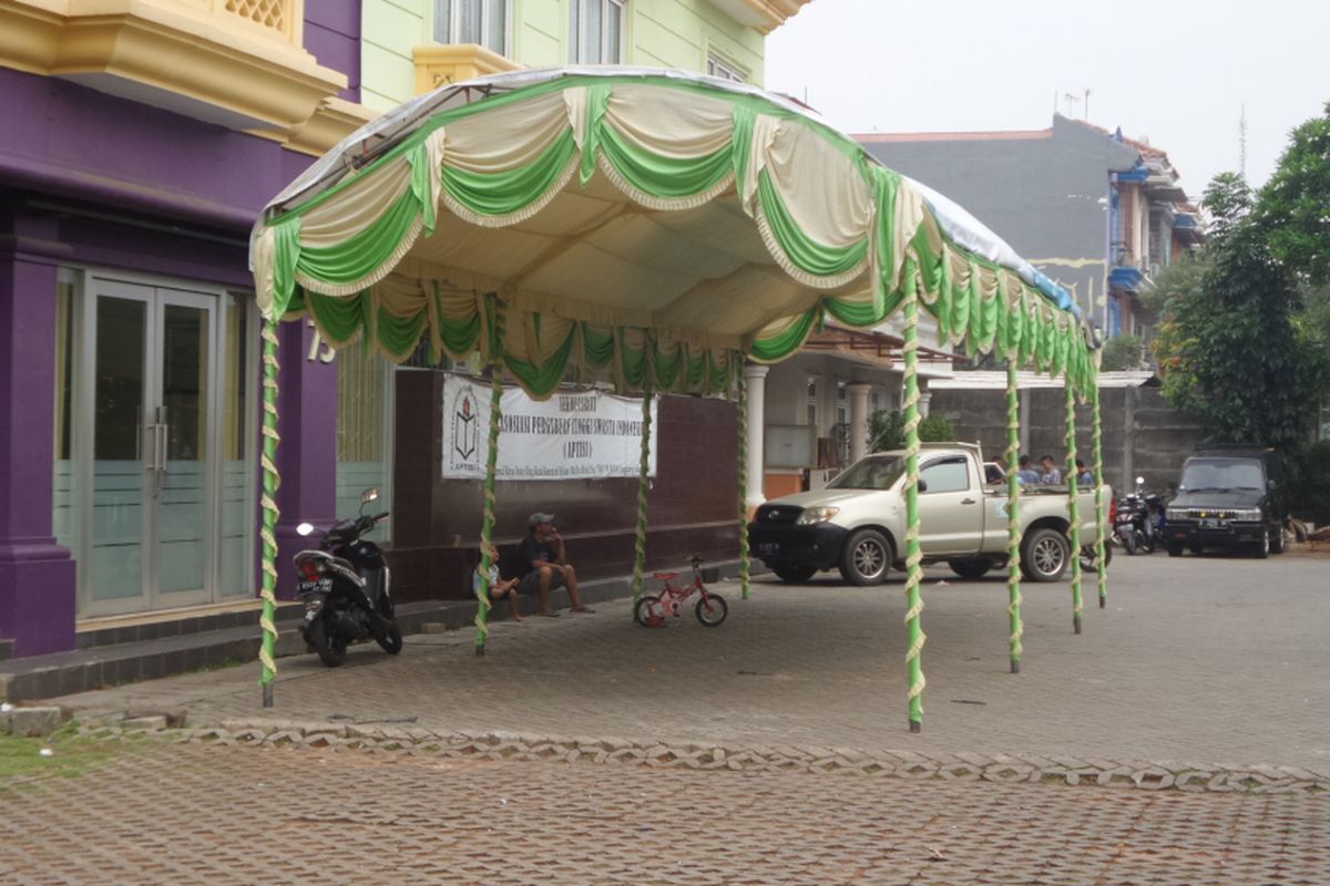 Suasana lokasi tempat pemungutan suara (TPS) nomor 89 Kelurahan Cengkareng Timur, Kecamatan Cengkareng, Jakarta Barat, Selasa (18/4/2017) sore. Jelang Pilkada esok hari, TPS ini mulai dibangun dengan tenda berukuran besar yang berdiri terlebih dahulu.